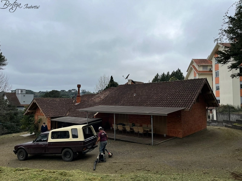 Terreno em Canela com casa: 3ª foto da galeria de imagens do imóvel