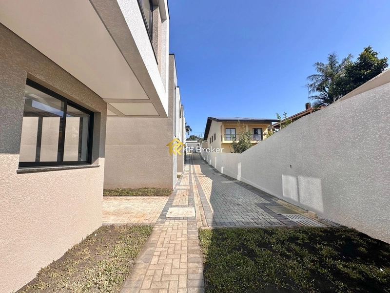 Sobrado em Condomínio à Venda - Santa Cândida em Curitiba/PR: 4ª foto da galeria de imagens do imóvel