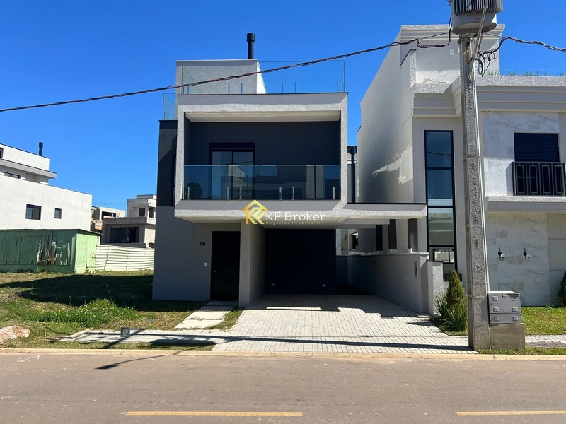 Sobrado à Venda em Cond., com 03 Suítes - Santa Cândida em Curitiba/PR