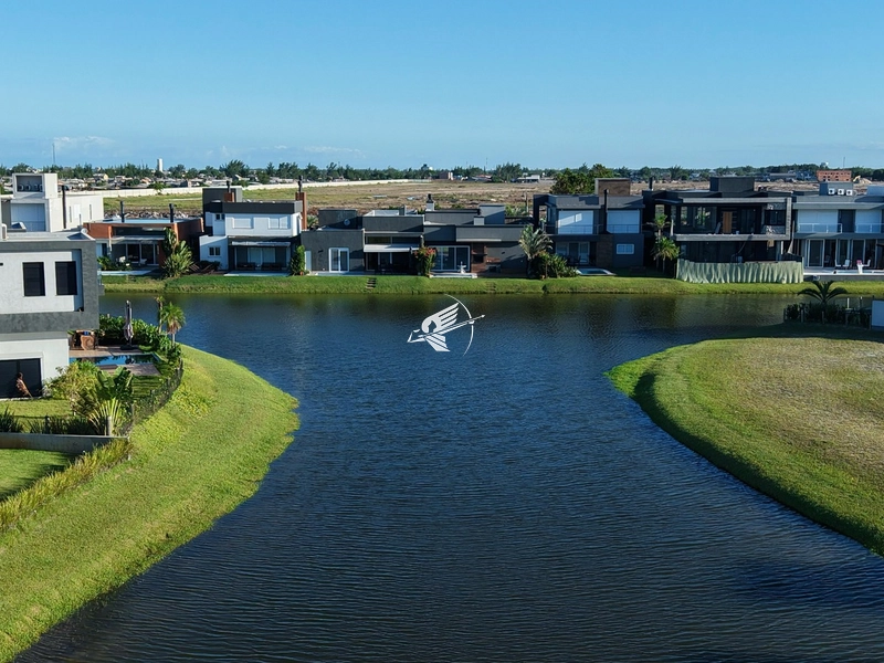 Casa beira lago à venda no condomínio Riviera em Xangri-Lá: 3ª foto da galeria de imagens do imóvel
