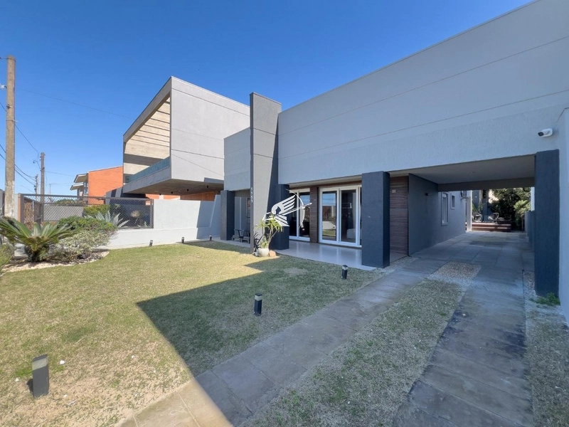 Casa beira mar à venda no Centro de Xangri-Lá: 1ª foto da galeria de imagens do imóvel