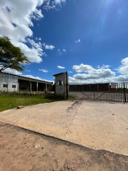 galpão com terreno grande: 4ª foto da galeria de imagens do imóvel