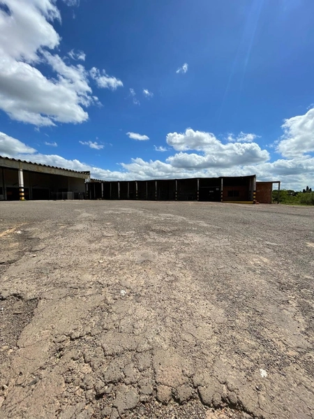 galpão com terreno grande: 2ª foto da galeria de imagens do imóvel