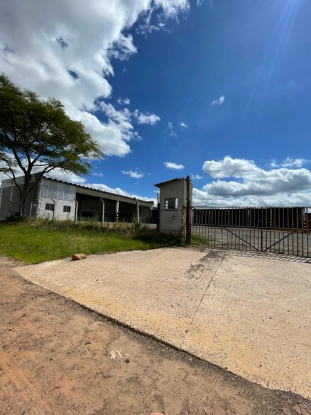 galpão com terreno grande: 3ª foto da galeria de imagens do imóvel