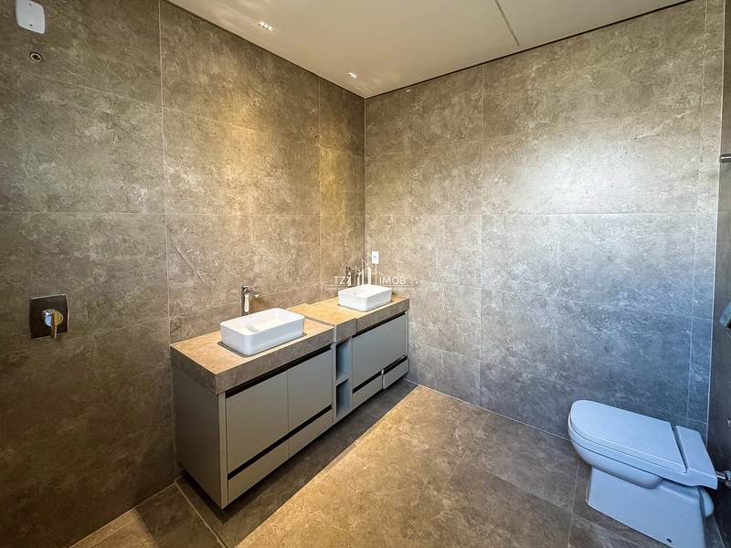 Sobrado com armarios, 3 suítes plenas sendo uma master com closet: 32ª foto da galeria de imagens do imóvel