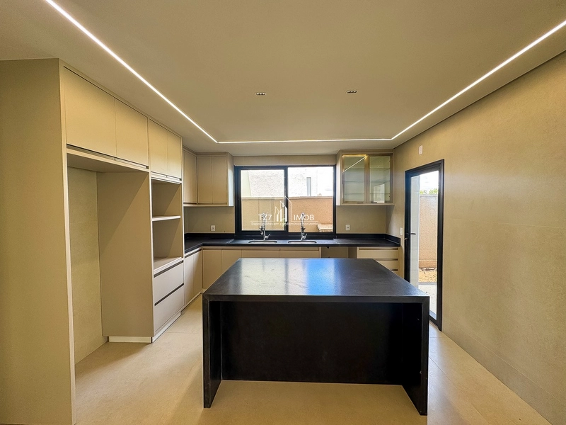 Sobrado com armarios, 3 suítes plenas sendo uma master com closet: 5ª foto da galeria de imagens do imóvel