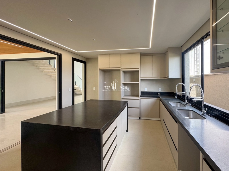 Sobrado com armarios, 3 suítes plenas sendo uma master com closet: 13ª foto da galeria de imagens do imóvel