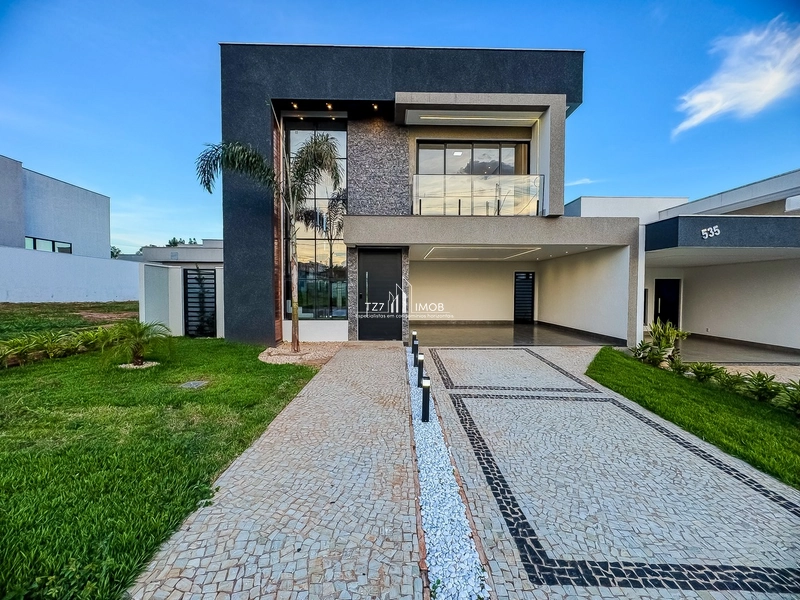 Sobrado com 4 suítes plenas, sendo 1 master.