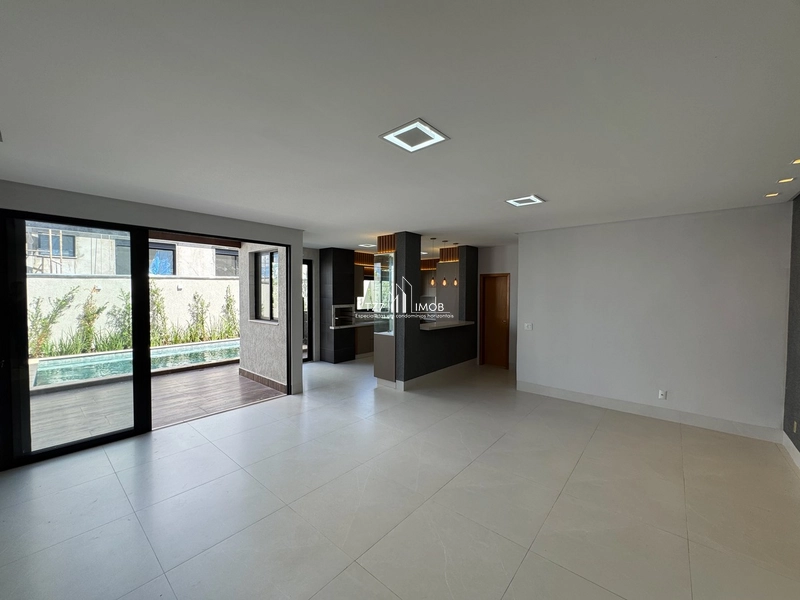 Casa Subtérrea com 4 suítes plenas, incluindo uma master com armários.: 17ª foto da galeria de imagens do imóvel