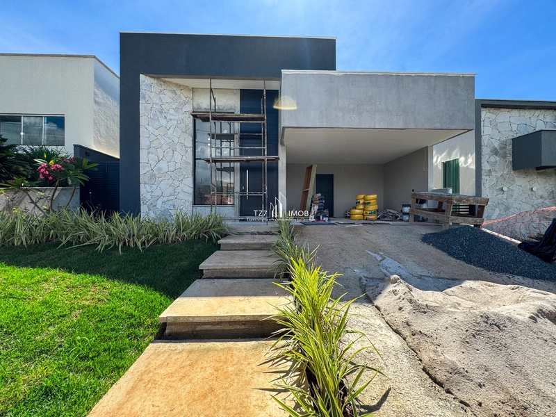 Casa Térrea com 3 suítes plenas, incluindo uma suíte master.