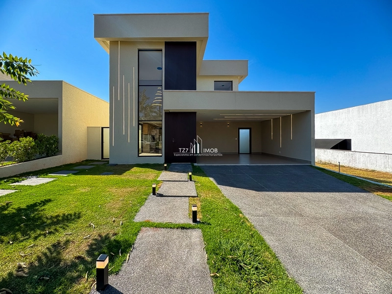 Sobrado com 4 suítes plenas, incluindo uma no térreo.