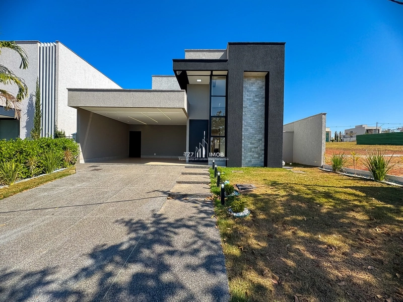 Casa térrea com 4 suítes plenas, incluindo uma master com closet.