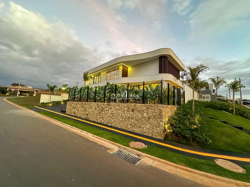 Belíssimo Sobrado de esquina, com acabamento de altíssimo padrão.