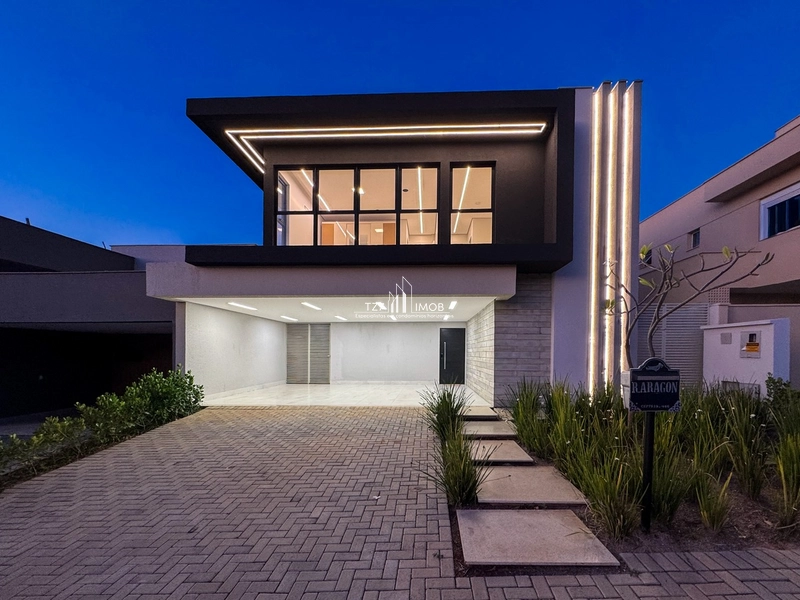 Sobrado com 3 suítes plenas, incluindo uma master com varanda.