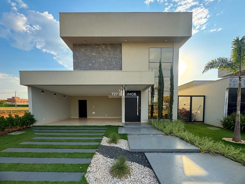 Sobrado com 4 suítes plenas, frente à praça, repleto de armários .