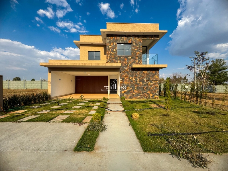 Sobrado com 3 suítes plenas, frente à praça no Terras Alpha 2.