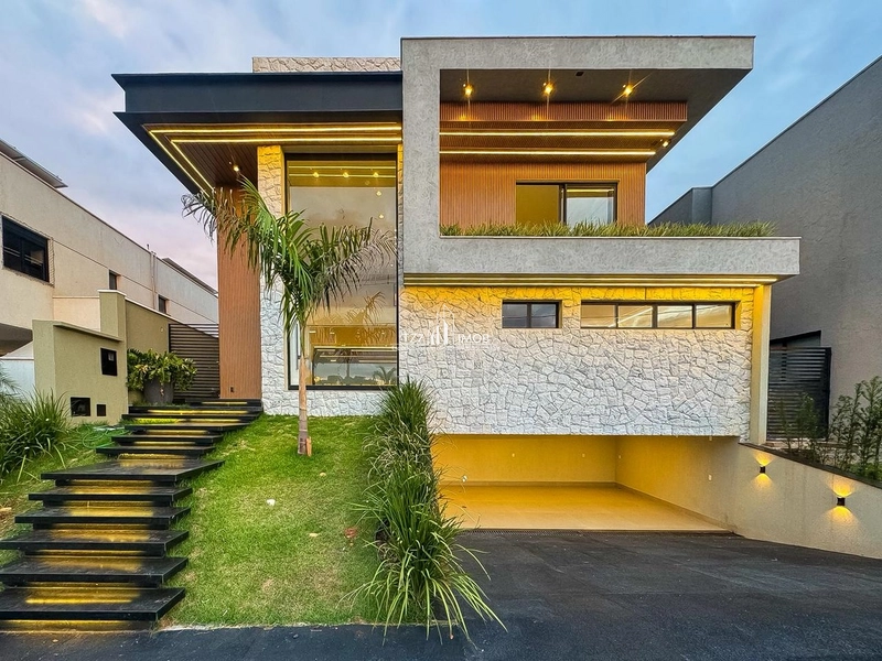 Sobrado de Alto Padrão com 3 Pavimentos – 5 Quartos, sendo 4 Suítes .