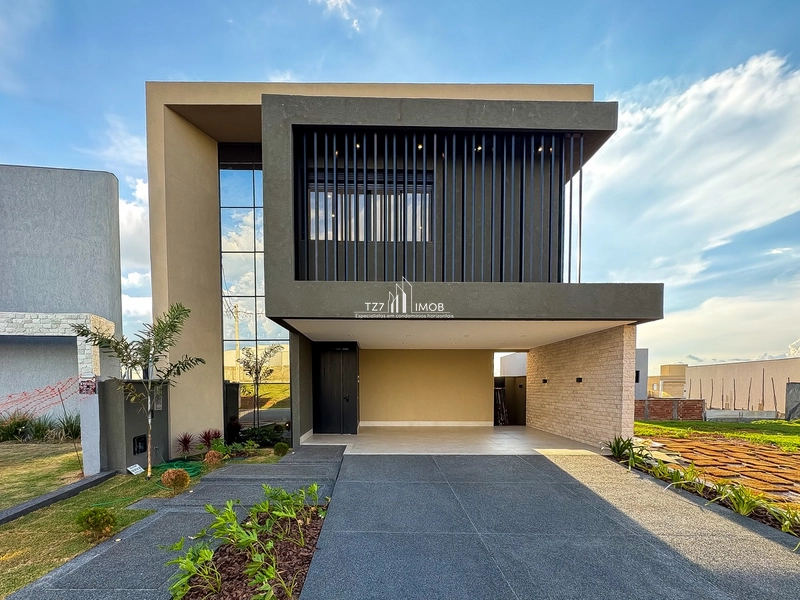 Sobrado com 4 suítes plenas, incluindo uma master com duplo closet.