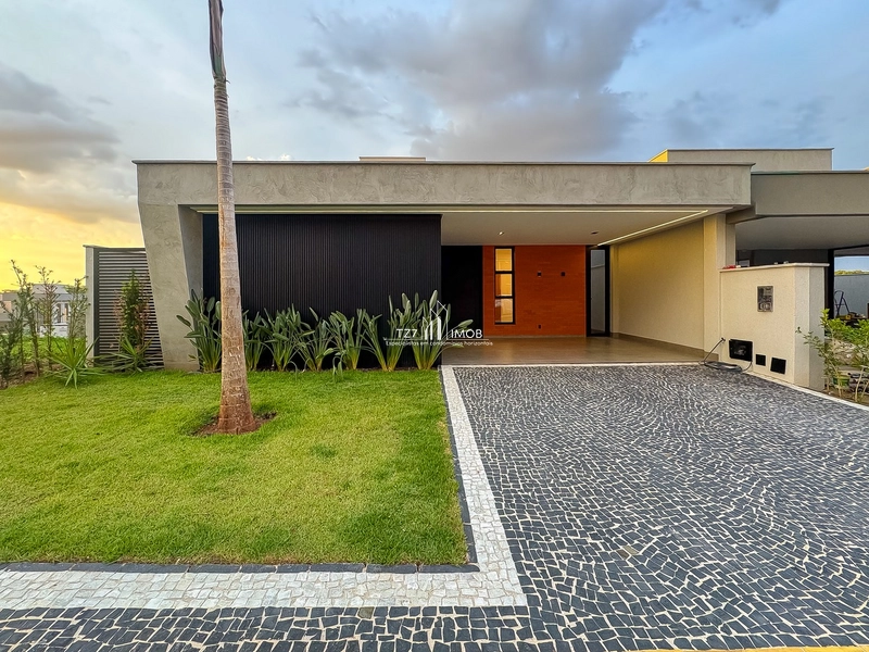 Casa térrea com 3 suítes plenas + Home Office, armários já instalados.