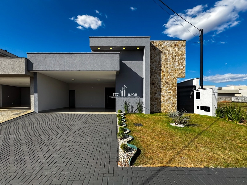 Casa Térrea com 3 quartos sendo 1 suíte, completa em armários.