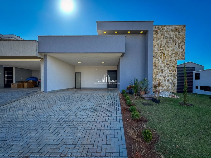 Casa Térrea com 3 quartos sendo 1 suíte, completa em armários.