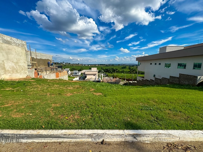 Lote em oportunidade no Condomínio Vale Verde, com 404,69 m²
