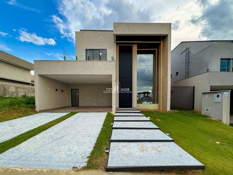 Sobrado com 3 suítes plenas, incluindo uma suíte master com closet.