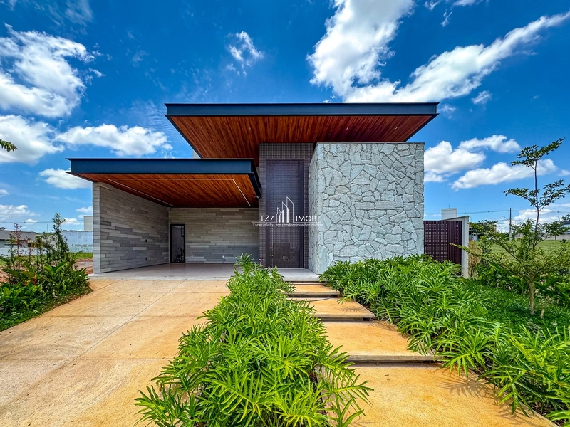 Casa térrea com 4 suítes plenas, incluindo uma master com varanda.