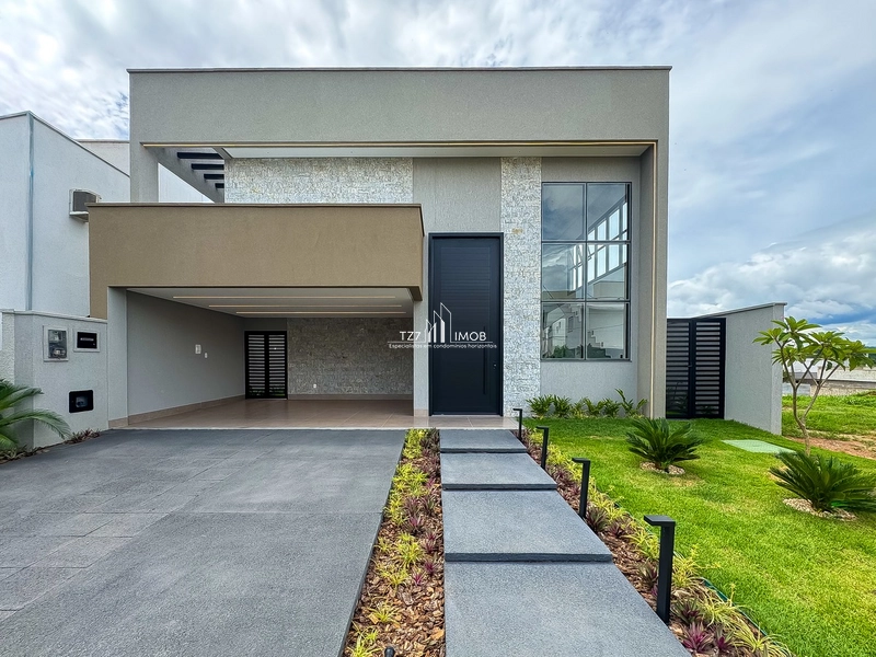 Sobrado com 4 suítes plenas, incluindo uma master com closet e sacada.