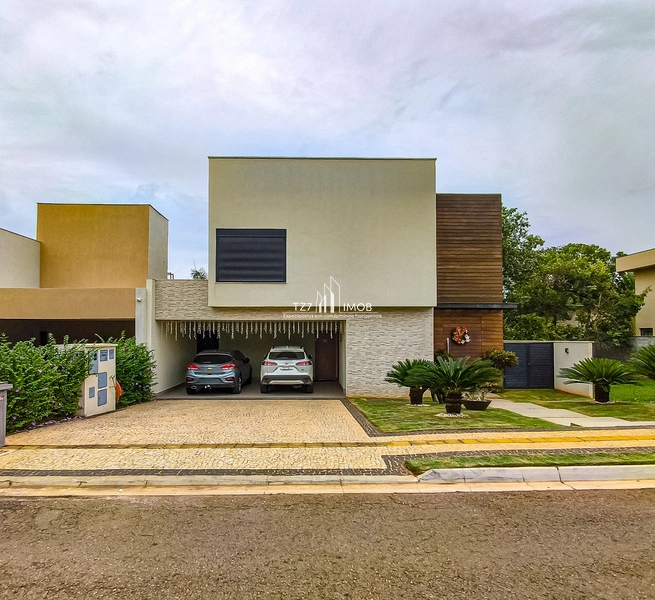 Sobrado com 4 suítes plenas, incluindo uma master com closet.