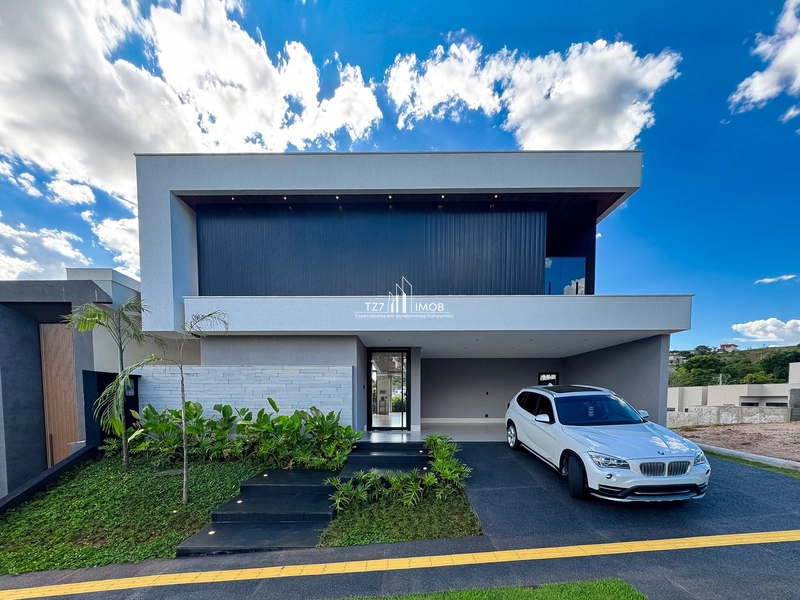 Casa com 6 quartos, sendo 4 suítes plenas.