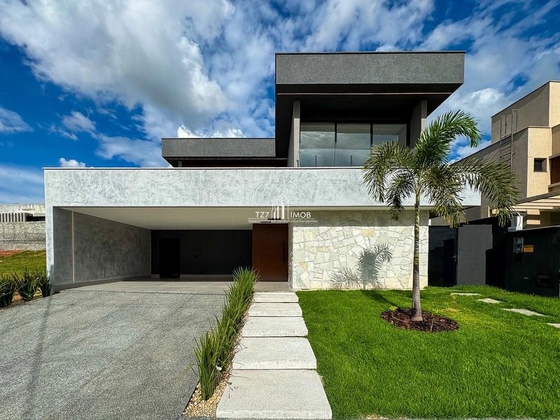 Sobrado com 4 suítes plenas, sendo uma no térreo.