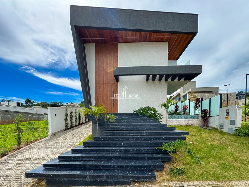 Casa térrea com 4 suítes plenas, incluindo uma suíte master.