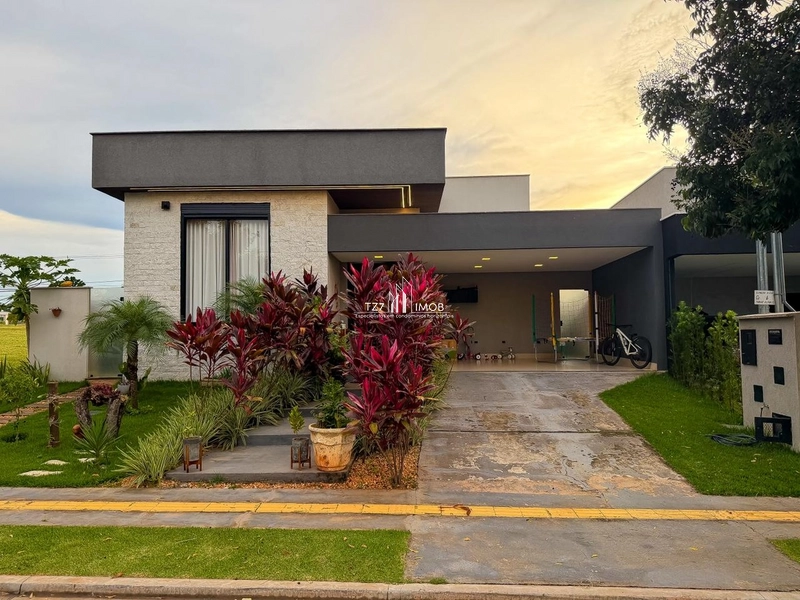 Casa térrea com 4 Quartos Sendo 3 Suítes mais Home, Semi Mobiliada.