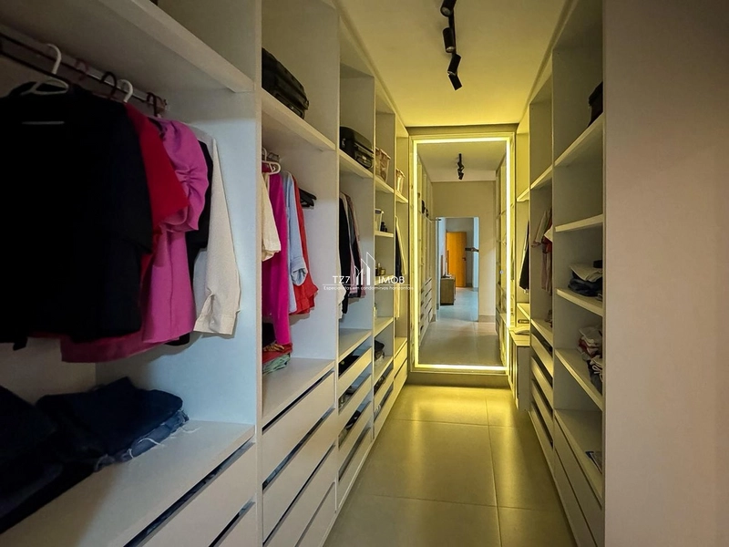 Sobrado com 4 suítes no condomínio Jardins Barcelona em Goiânia.: 27ª foto da galeria de imagens do imóvel