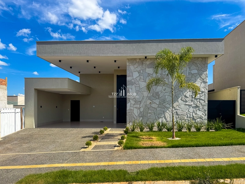 Casa térrea, recém-construída, frente para nascente.