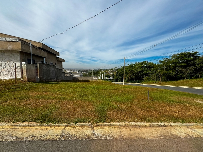 Lote de esquina no Jardins Nápoles com 408,81 m² -