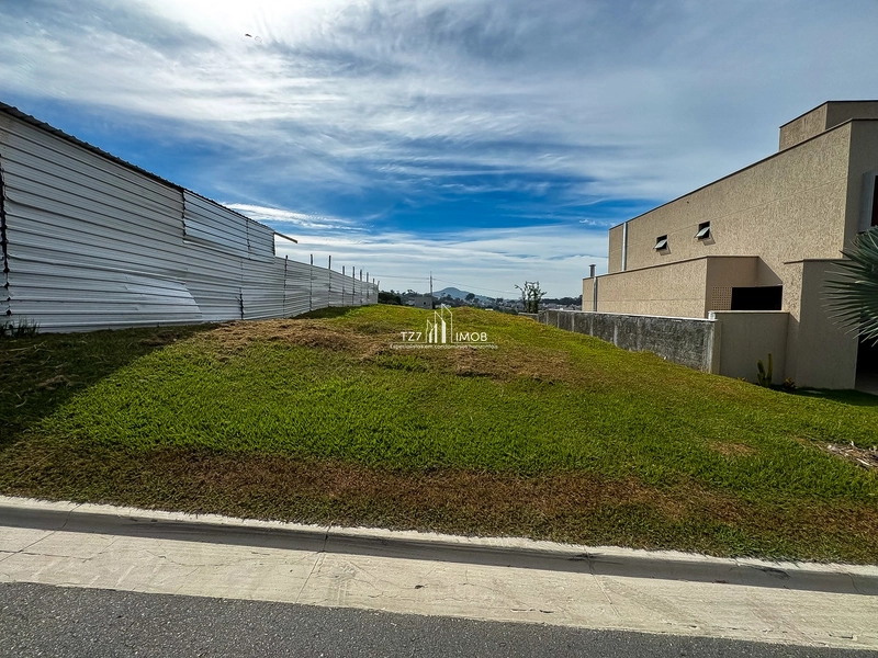 Lote de esquina no Jardins Nápoles com 368,79 m²