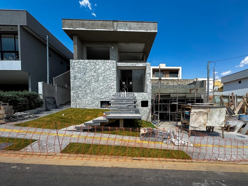 Casa de alto padrão com 4 suítes plenas, completa em armários na sala.