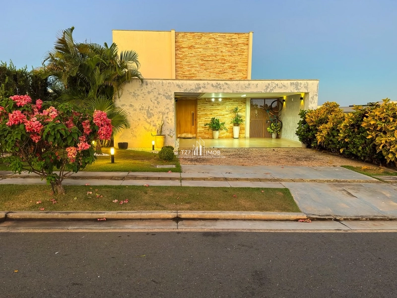 Casa Térrea com 3 suítes plenas, incluindo uma master com closet.