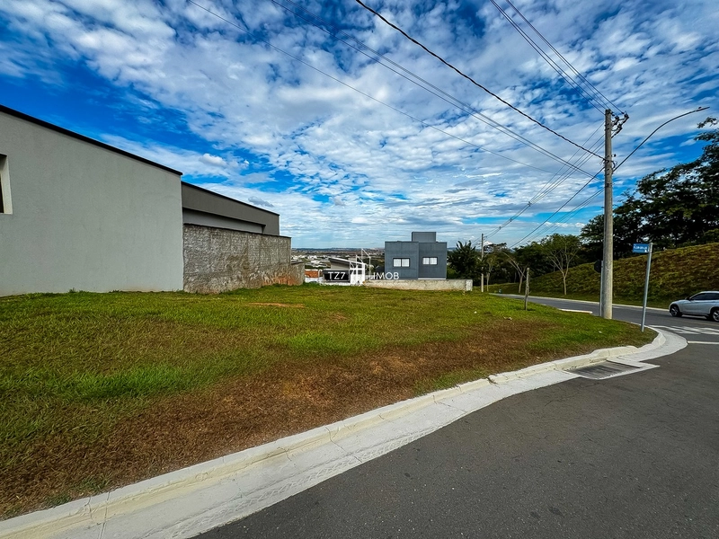 Lote de esquina no Jardins Nápoles com 409,59 m²