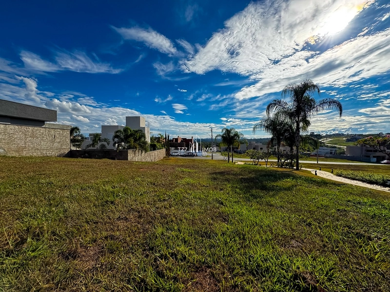 Lote Jardins Capri, sem vizinho de frente, com 272,92m²