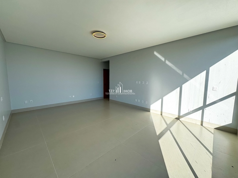 Sobrado com 4 suítes plenas no Jardins Bolonha, armários na sala.: 34ª foto da galeria de imagens do imóvel