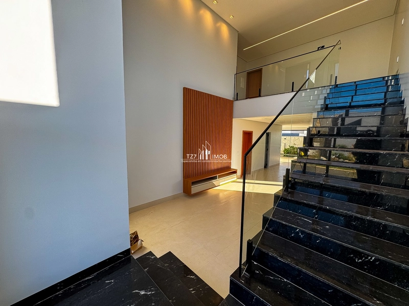 Sobrado com 4 suítes plenas no Jardins Bolonha, armários na sala.: 6ª foto da galeria de imagens do imóvel