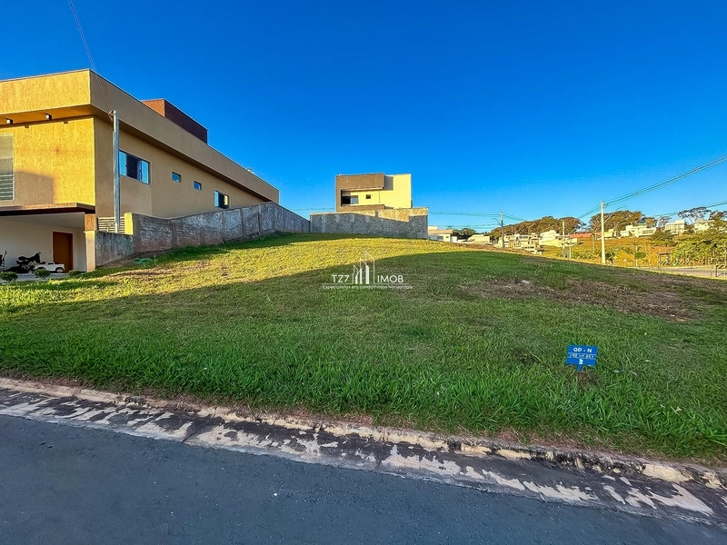 Lote no Jardins Barcelona, Quitado e Registrado - com 300,00 m²-: 1ª foto da galeria de imagens do imóvel