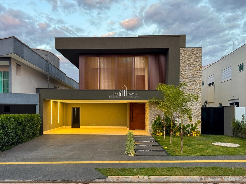 Casa com 4 Suítes Plenas, Excelente Área de Lazer .