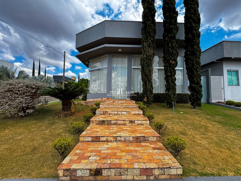 Casa térrea de esquina, semimobiliada, com 3 suítes.