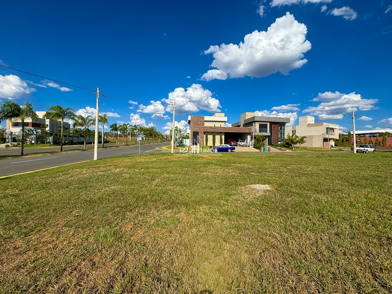 Lote de esquina, localizado no Jardins Capri, com 452,02 m², Quitado.: 6ª foto da galeria de imagens do imóvel