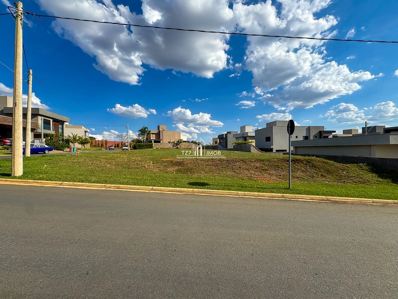 Lote de esquina, localizado no Jardins Capri, com 452,02 m², Quitado.