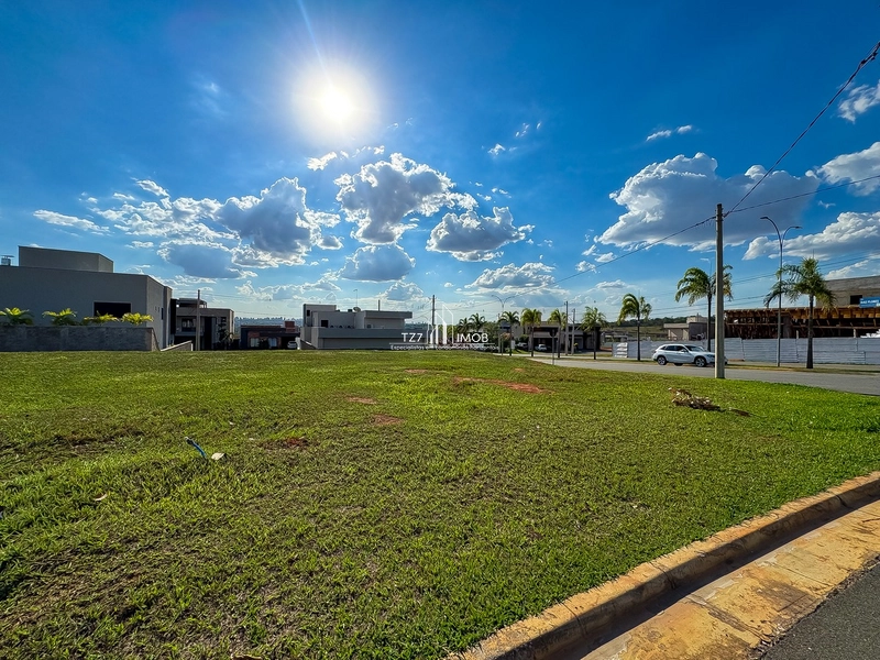 Lote de esquina, localizado no Jardins Capri, com 452,02 m², Quitado.: 4ª foto da galeria de imagens do imóvel
